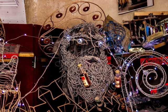 Bari, la storia di Sifol�: l'artigiano "manichinaio" che crea sculture con il fil di ferro